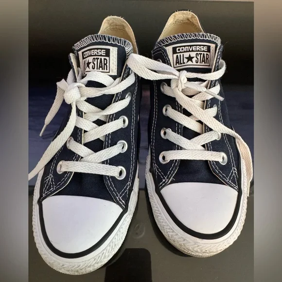Navy Blue Converse Women’s sz 6 - Picture 1 of 5